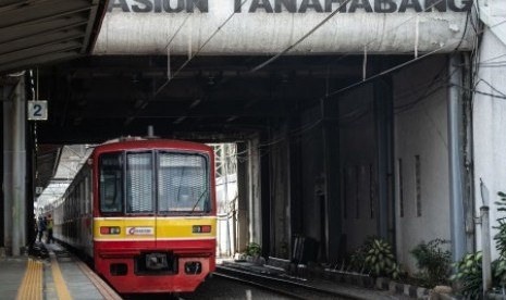 KRL melintas di Stasiun Tanah Abang, Jakarta, Kamis (23/5/2019).