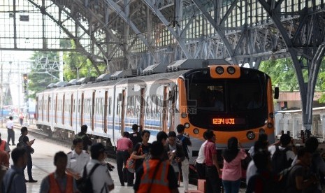 KRL uji coba Stasiun Jakarta Kota-Tanjung Priok pada Senin (23/11).