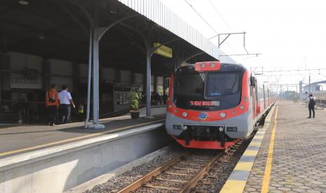 KRL Solo-Yogyakarta menambah jumlah perjalanan selama libur Lebaran menyusul meningkatnya angka pengguna moda transportasi tersebut.  Tampak KRL Yogyakarta - Solo.