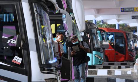 Jelang Arus Mudik, 153.053 Kendaraan Tinggalkan Jakarta. Foto:   Kru bus antarkota antarprovinsi (AKAP) memeriksa daftar penumpang di Terminal Mengwi, Badung, Bali, Ahad (24/4/2022). Keberangkatan pemudik dari terminal bus terbesar di Pulau Bali tersebut menuju ke sejumlah kota di Pulau Jawa saat ini telah meningkat sekitar 50 persen dibanding hari biasa dan diperkirakan arus mudik akan mencapai puncaknya pada H-2 Lebaran.