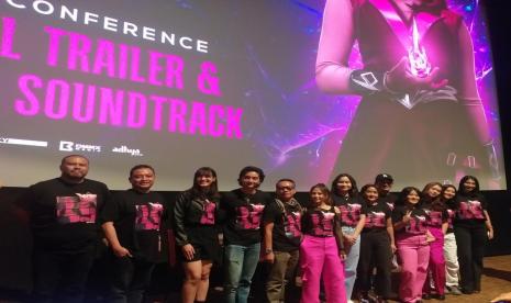 Kru dan para pemain 'Virgo and The Sparklings' dalam konferensi pers peluncuran trailer dan original soundtrack film tersebut di Jakarta, Rabu (11/1/2023). Pada kesempatan itu sutradara Joko Anwar menyebut ini adalah film superhero yang menyenangkan. (ilustrasi)