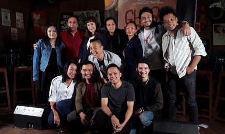 Kru dan pemeran film horor komedi Ghost Writer berpose bersama usai konferensi pers di Yesterday Backyard, Cipete, Jakarta Selatan, Selasa (19/2). Proses syuting film akan berlangsung mulai 27 Februari di Jabodetabek.