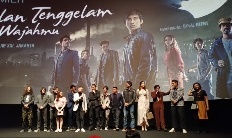 Kru dan pemeran film Rembulan Tenggelam di Wajahmu.