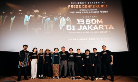 Kru film 13 Bom di Jakarta saat konferensi pers di XXI Plaza Senayan, Jakarta Pusat, Kamis (26/10/2023). 