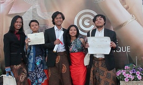 Wregas Bhanuteja (tengah) bersama kru Film Prenjak