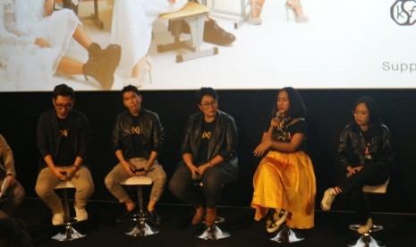 Kru pembuat serial Gossip Girl Indonesia. (Ki-ka) Penulis naskah Lucky Kuswandi, sutradara dan penulis naskah Andri Cung, sutradara Pritagita Arianegara, showrunner merangkap penulis naskah dan sutradara Nia Dinata, dan VP Marketing GoPlay Sasha Sunu.