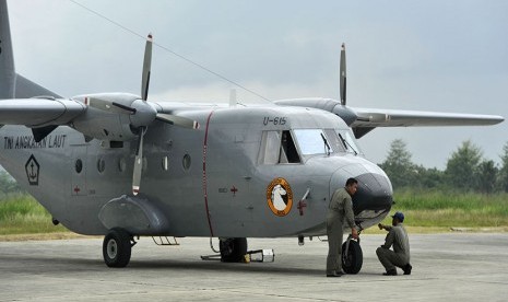 Kru pesawat CN 212 TNI Angkatan Laut mengecek kondisi  pesawat yang disiagakan untuk mengevakuasi korban kecelakaan pesawat Trigana Air PK-YRN di crisis center kompleks Bandara Sentani, Kabupaten Jayapura, Papua, Selasa (18/8). 