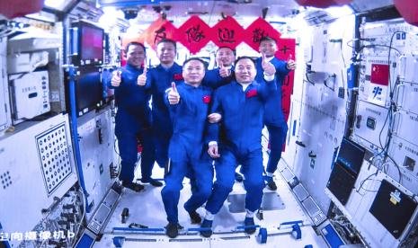  Kru Shenzhou-15 dan Shenzhou-16 berfoto di dalam modul utama stasiun luar angkasa Cina, Tianhe, Selasa (30/5/2023). Kru Shenzhou-15 telah kembali ke Bumi, Ahad (4/6/2023).