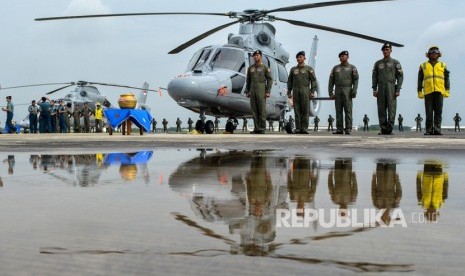 Kru udara (air crew) berada di depan satu dari lima Helikopter AS 565 MBE pada upacara penyerahan helikopter di Base Ops Pangkalan Udara TNI AL Juanda, Sidoarjo, Jawa Timur, Senin (28/1/2019).