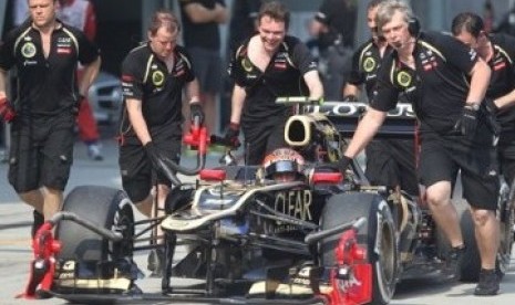 Krut pit tim F1 Lotus mendorong mobil memasuki lintasan pit saat sesi kualifikasi Seri GP Malaysia di Sepang, Malaysia, Sabtu (24/3). 