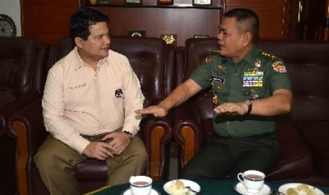  KSAD Jenderal Budiman (kanan) bersama Ketua KPU Husni Kamil Malik.