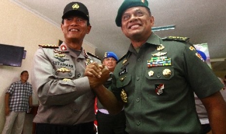 KSAD Jenderal Gatot Nurmantyo (kanan).