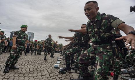 KSAD Jenderal TNI Dudung Abdurachman (kiri) meninjau prajurit TNI AD (Ilutrasi).  Ketua PBNU, KH Ahmad Fahrur Rozi mendukung program KSAD bantu rakyat dan dekatkan dengan TNI 