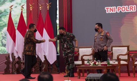 KSAD Jenderal TNI Dudung Abdurachman (tengah) melakukan salam kepal dengan Ketua MPR Bambang Soesatyo (kiri) disaksikan Kapolri Jenderal Pol Listyo Sigit Prabowo dalam Rapat Pimpinan (Rapim) TNI-Polri 2022 di Mabes TNI, Jakarta Timur, Selasa (1/3/2022). Kegiatan tersebut mengambil tema TNI-Polri Siap Mendukung Pemulihan Ekonomi Nasional dan Reformasi Struktural.