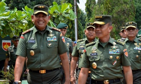 Kepala Staf TNI Angkatan Darat Jenderal TNI Mulyono (depan, kanan).