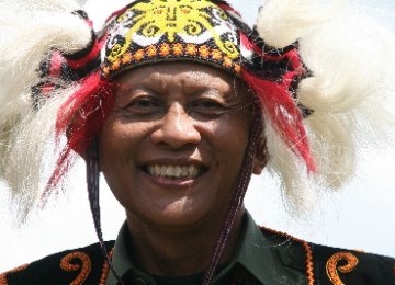 KSAD Jenderal TNI Pramono Edhie Wibowo menggunakan topi adat Dayak Tunjung ketika berkunjung ke Linggang Bigung, Kutai Barat, Kalimantan Timur, Senin (10/10).