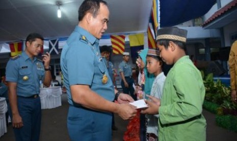 KSAL Laksamana Ade Supandi membagikan bingkisan kepada anak yatim.