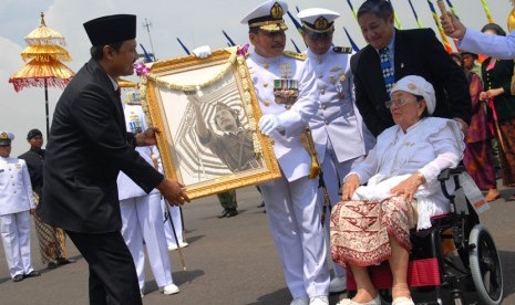 Istri pahlawan nasional Bung Tomo, Sulistina Sutomo (duduk) didampingi putranya, Bambang Sulistomo (kanan) 