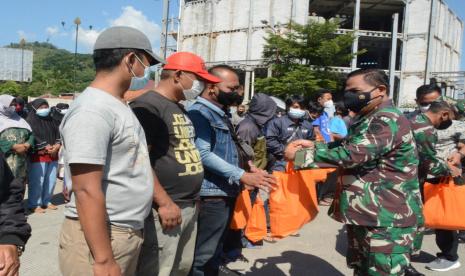 KSAL Laksamana TNI Yudho Margono didampingi Pangdam III Siliwangi, Mayjen TNI Nugroho Budi Wiyanto, meninjau pelaksanaan vaksinasi masal di Kabupaten Sumedang