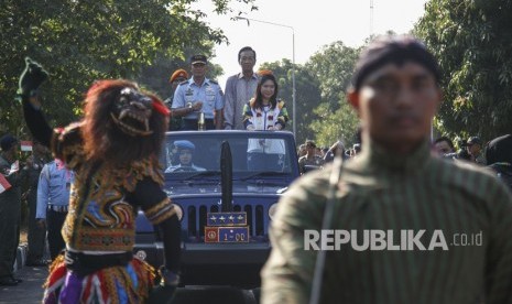 KSAU Marsdya Yuyu Sutisna (kiri) didampingi legenda bulutangkis Indonesia Susy Susanti (kanan) dan Gubernur DIY Sri Sultan HB X (tengah) membawa obor Asian Games 2018 di Baseops Lanud Adisucipto, Sleman, DI Yogyakarta, Selasa (17/7).