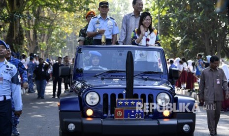 KSAU Marsekal TNI Yuyu Sutisna (kiri), Gubernur DI Yogyakarta Sri Sultan HB X (tengah), dan mantan atlet bulu tangkis Susi Susanti (kanan) membawa api obor Asian Games 2018 di Lanud Adisutjipto, Sleman, DI Yogyakarta, Selasa (17/7).