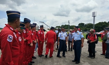 KSAU Marsekal Yuyu Sutisna meninjau langsung kesiapan Tim Aerobatik Jupiter sebelum tampil di Langkawi,  Malaysia,  di Lanud Adisutjipto Yogyakarta, Selasa (19/3).