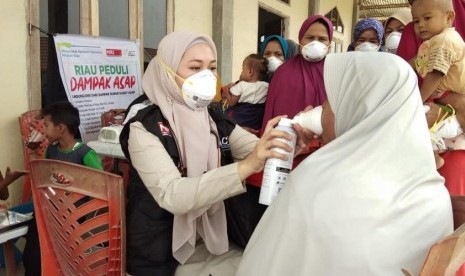 ksi Cepat Tanggap (ACT) Riau bersama Masyarakat Relawan Indonesia (MRI) membagikan 2.000 masker untuk warga di sana. 