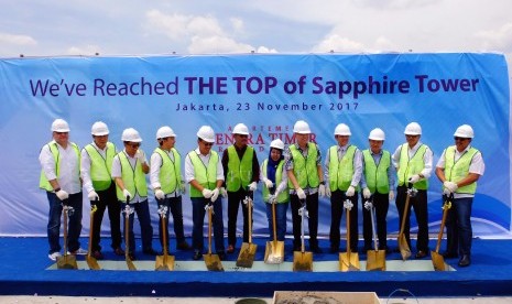 KSO Perum Perumnas bersama PT. Bakrie Pangripta Loka melaksanakan seremoni Topping-Off atau penutupan atap Sapphire Tower yang merupakan tower eksklusif dari apartemen Sentra Timur Residence, Kamis (23/11).