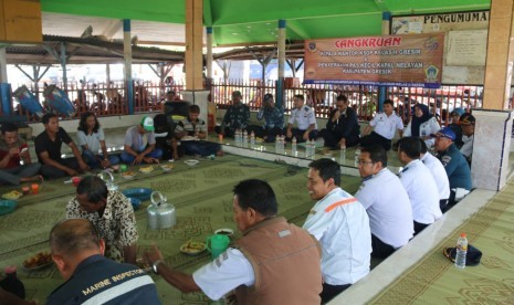 KSOP Kelas II Gresik bekerja sama dengan Dinas Kelautan dan Perikanan Kabupaten Gresik untuk menyerahkan Pas Kecil dan Tanda Pas Kecil Kapal Penangkap Ikan untuk kapal-kapal dengan ukuran di bawah GT 7 di daerah lingkungan Pelabuhan Gresik.