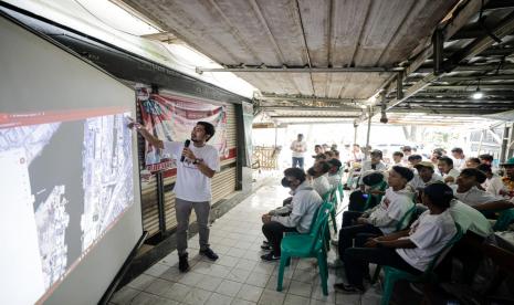 KST memberikan penjelasan cara menggunakan GPS kepada para sopir truk DKI Jakarta. 