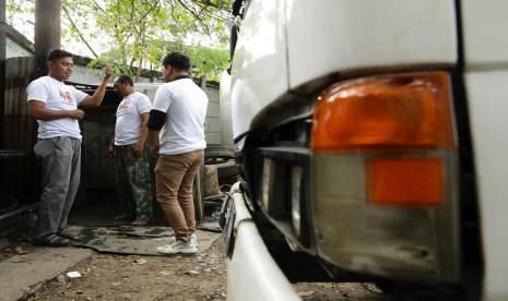 KST secara bersama-sama merenovasi terhadap tempat mandi, cuci, kakus (MCK) kepada CV Puji Taruno Trans di Batujaya, Kecamatan Batuceper, Kota Tangerang, Banten. 