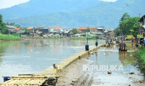  Ktinggian Sungai Citarum dengan jalan dan pemukiman sudah sama di Kecamatan Bojongsoang, Kabupaten Bandung, Senin (31/10). 