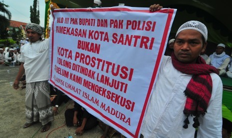 ktivis Laskar Pembela Islam (LPI) membentangkan poster saat melakukan 