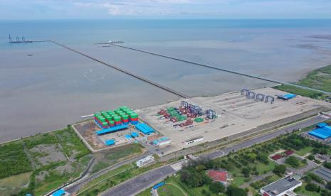 KTMT dilengkapi dengan alat bongkar muat al : Ship to Shore (STS) Crane, Automated Rubber Tyred Gantry (ARTG) Crane, dan terminal tractor serta fasilitas tangki timbun dan pipa terpadu.