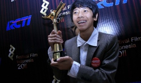 ktor cilik Emir Mahira menerima piala citra Festival Film Indonesia (FFI) 2011 kategori Pemeran Utama Pria Terbaik dalam malam anugerah FFI 2011 yang di gelar di Hall D1, Kemayoran, Jakarta, Sabtu (10/12). Emir Mahira menerima piala citra sebagai pemeran u