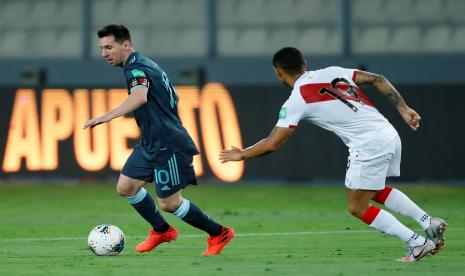  Kualifikasi Piala Dunia FIFA 2022 Amerika Selatan - Peru v Argentina - Estadio Nacional, Lima, Peru - 17 November 2020 Lionel Messi Argentina beraksi dengan Yoshimar Yotun Daniel Apuy dari Peru.