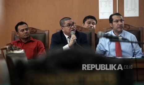 Kuasa Hakum tersangka kasus dugaan suap Irman Gusman, Razman Arif Nasution saat menghadiri sidang perdana praperadilan kliennya kepada Komisi Pemberantasan Korupsi (KPK) di pengadilan Negeri Jakarta Selatan, Selasa (18/10). 