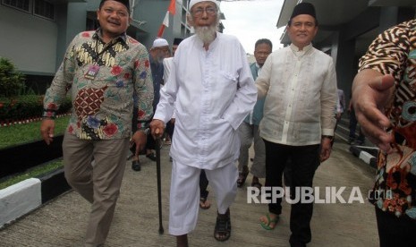 Kuasa hukum capres Joko Widodo dan Ma'ruf Amin, Yusril Ihza Mahendra (kanan) mengunjungi narapidana kasus terorisme Abu Bakar Baasyir (tengah) di Lapas Gunung Sindur, Bogor, Jawa Barat , Jumat (18/1/2019).