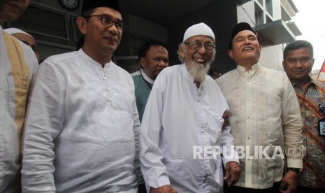 Kuasa hukum capres Joko Widodo dan Ma'ruf Amin, Yusril Ihza Mahendra (kanan) mengunjungi narapidana kasus terorisme Abu Bakar Baasyir (tengah) di Lapas Gunung Sindur, Bogor, Jawa Barat , Jumat (18/1/2019).