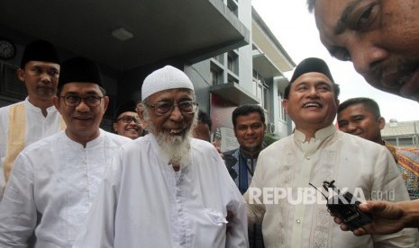 Kuasa hukum capres Joko Widodo dan Ma'ruf Amin, Yusril Ihza Mahendra (kanan) mengunjungi narapidana kasus terorisme Abu Bakar Baasyir (tengah) di Lapas Gunung Sindur, Bogor, Jawa Barat , Jumat (18/1/2019).