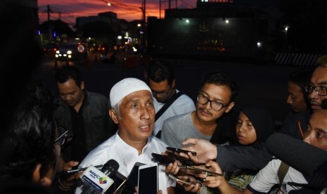 Kuasa Hukum dari Tim Pembela Muslim, Ahmad Michdan (tengah) memberikan keterangan pada wartawan usai melakukan pendampingan pemeriksaan terhadap Sekjen Forum Umat Islam (FUI) Muhammad Al Khaththath, di Mako Brimob Kelapa Dua, Depok, Jawa Barat, Jum'at (31/3). 