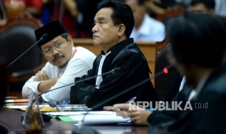 Kuasa Hukum Hizbut Tahrir Indonesia (HTI) Yusril Ihza Mahendra bersama Jubir HTI Ismail Yusanto mengikuti sidang perdana permohonan uji meteri Perppu No 2 tahun 2017 tentang Organisasi Kemasyarakatan di gedung Mahkamah Konstitusi, Jakarta, Rabu (26/7).