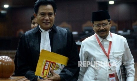 Lawyer of Hizbut Tahrir Indonesia (HTI), Yusril Ihza Mahendra, along with Spokesperson of HTI Ismail Yusanto attended the inaugural session of judicial review on Regulation in Lieu of Law (Perppu) on mass organisations (Ormas) No.2 of 2017 to Constitutional Court (MK), on Wednesday (July 26). 