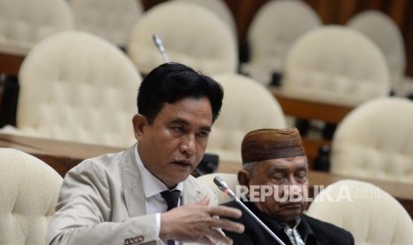 Kuasa hukum HTI, Yusril Ihza Mahendra (kiri).