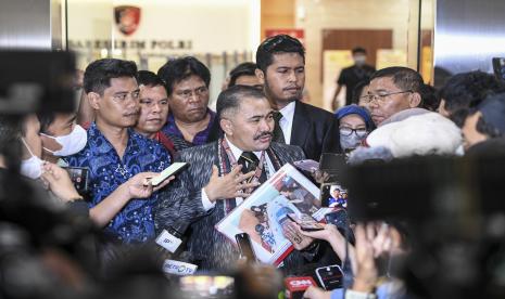 Kuasa hukum keluarga Brigadir J, korban peristiwa dugaan baku tembak antaranggota Polisi di rumah dinas Kepala Divisi Propam Polri Irjen Pol. Ferdy Sambo, Kamaruddin Simanjuntak (tengah) menunjukkan bukti foto korban usai pelaporan di Bareskrim Mabes Polri, Jakarta, Senin (18/7/2022). Menurut kuasa hukum dari keluarga almarhum Brigadir J, kedatangannya tersebut sebagai langkah hukum dengan melaporkan kejadian baku tembak yang terjadi pada Jumat (8/7) lalu ke Bareskrim Mabes Polri. 