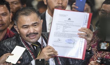 Kuasa hukum keluarga Brigadir J, korban peristiwa dugaan baku tembak antaranggota Polisi di rumah dinas Kepala Divisi Propam Polri Irjen Pol. Ferdy Sambo, Kamaruddin Simanjuntak (tengah) menunjukkan surat laporan resmi di Bareskrim Mabes Polri, Jakarta, Senin (18/7/2022). Polri menyampaikan hasil autopsi Brigadir J kepada perwakilan keluarga.