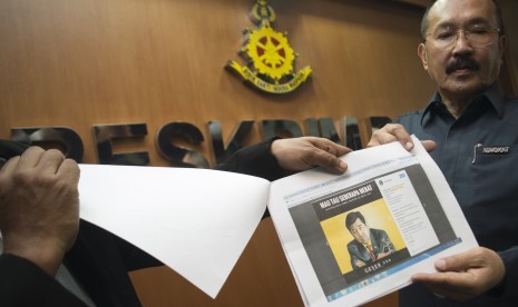 Kuasa hukum Ketua DPR Setya Novanto Frederic Yunadi (kanan) dan timnya menunjukkan sejumlah meme Setya Novanto yang beredar di internet di Direktorat Pidana Cyber Bareskrim Polri, Jakarta, Rabu (1/11). 