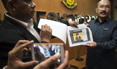 Kuasa hukum Ketua DPR Setya Novanto Frederic Yunadi (kanan) dan timnya menunjukkan sejumlah meme Setya Novanto yang beredar di internet di Direktorat Pidana Cyber Bareskrim Polri, Jakarta, Rabu (1/11). Tim kuasa hukum Setya Novanto melaporkan tindak pencemaran nama baik melalui meme yang beredar di media sosial. 