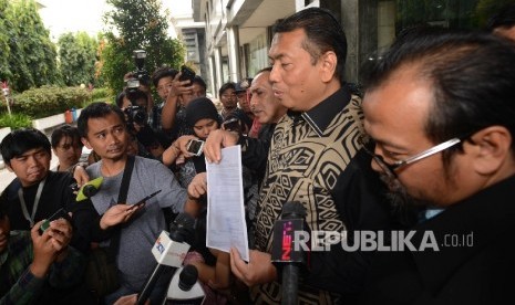 Kuasa Hukum Ketua Gerakan Nasional Pengawal Fatwa (GNPF) MUI Bachtiar Nasir, Kapitra Ampera (tengah) menunjukan surat pemanggilan saat tiba di Bareskrim Polri, Jakarta, Rabu (8/2). 