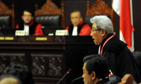 Kuasa hukum Komisi Pemilihan Umum (KPU), Adnan Buyung Nasution, memberikan tanggapan dalam sidang perdana perkara Perselisihan Hasil Pemilihan Umum (PHPU) Presiden dan Wakil Presiden Tahun 2014 di Mahkamah Konstitusi (MK), Jakarta, Rabu (6/8). 